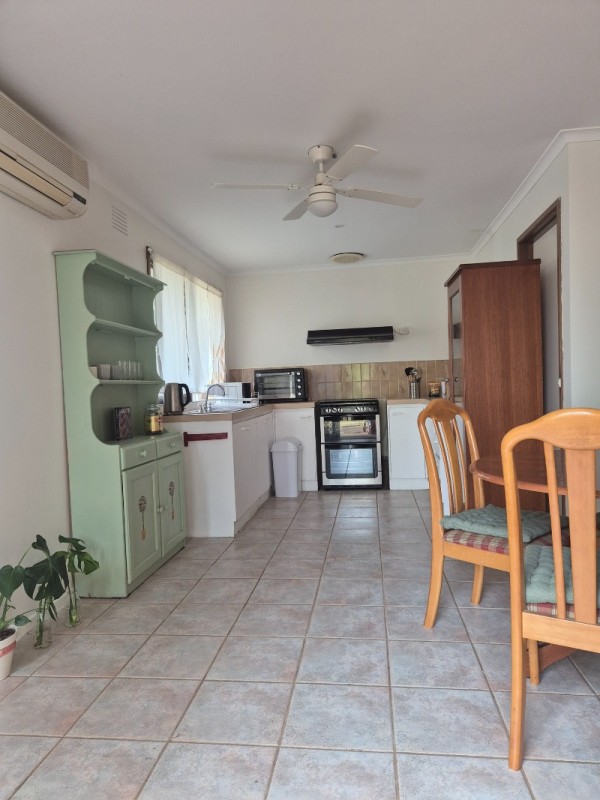 6 Kitchen resized.jpg